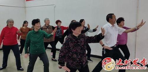 网红庆祝退休小视频,欢庆退休生活，小视频记录温馨时刻