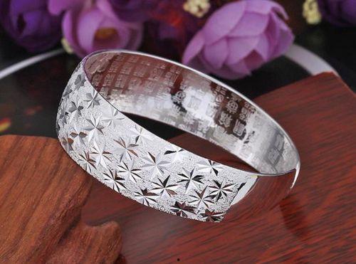 明星戴银镯,明星戴银镯的时尚演绎